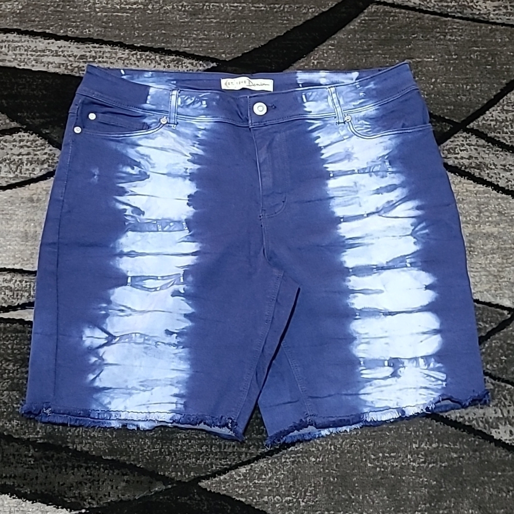 EST. 1946 DENIM TIE DYE MID-RISE RAW EDGE DENIM JEAN SHORTS